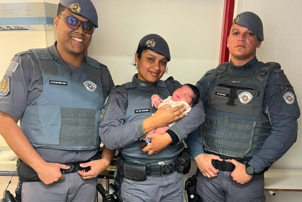 POLICIAIS MILITARES SOCORREM RECÉM-NASCIDO DE SETE DIAS APÓS ENGASGO NA ZONA LESTE DE SP policiais-militares-socorrem-recem-nascido-de-sete-dias-apos-engasgo-na-zona-leste-de-sp